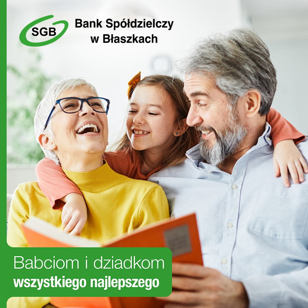 Zdjęcie babci i dziadka ściskanych przez wnuczkę. W lewym dolnym rogu życzenia "Babciom i dziadkom wszystkiego najlepszego"